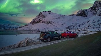 cars-parking-country-road-with-northern-lights-sky-lofoten-islands