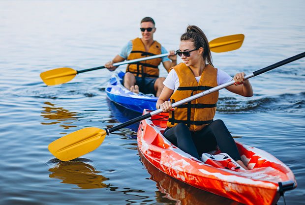 couple-together-kayaking-river (1)