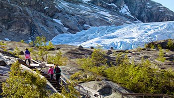mother-and-sisters-hiking-on-the-lake-with-mountai-2026-01-11-08-54-36-utc