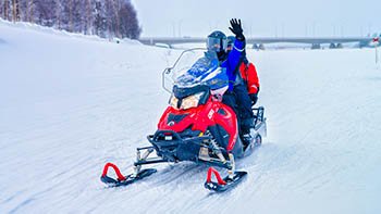 rovaniemi-finland-march-2-2017-people-riding-snowmobiles-waving-hands-frozen-lake-winter-rovaniemi-lapland-northern-finland