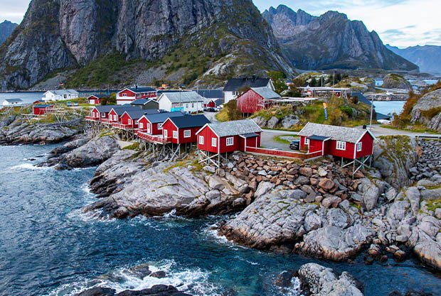 sunrise-hamnoy-lofoten-islands-northern-norway-with-traditional-red-houses-dramatic-mountains-along-coastline
