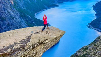 the-girl-stands-in-the-warrior-poses-on-the-trollt-2026-01-11-10-04-24-utc (1)